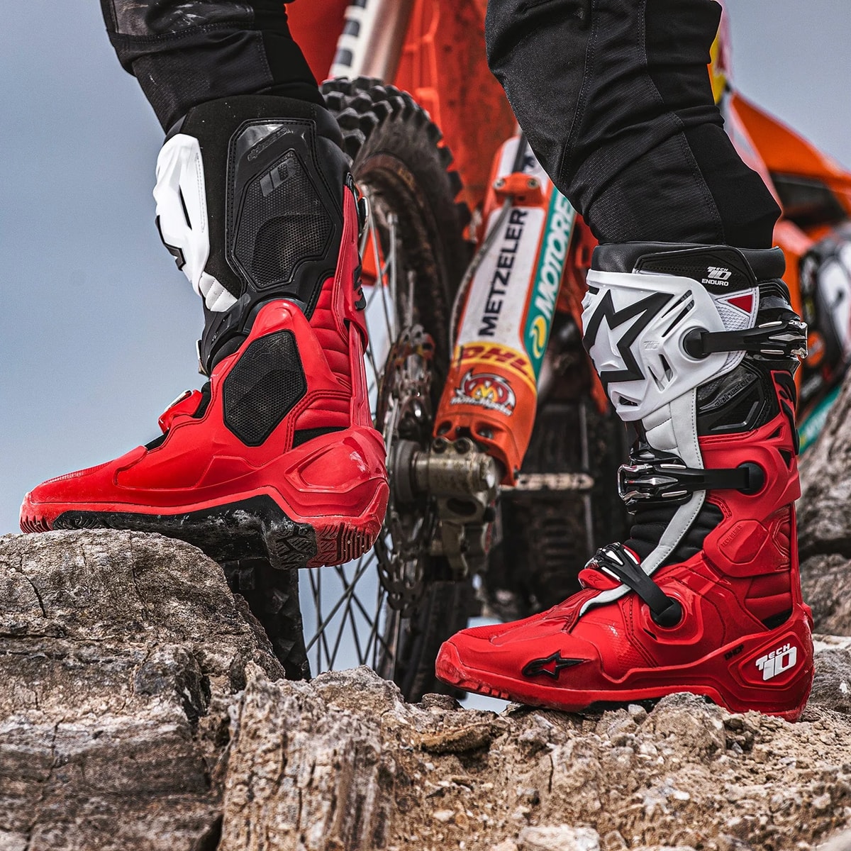 Segunda imagem do produto Bota Alpinestars Tech 10 Enduro Vermelho Preto Branco