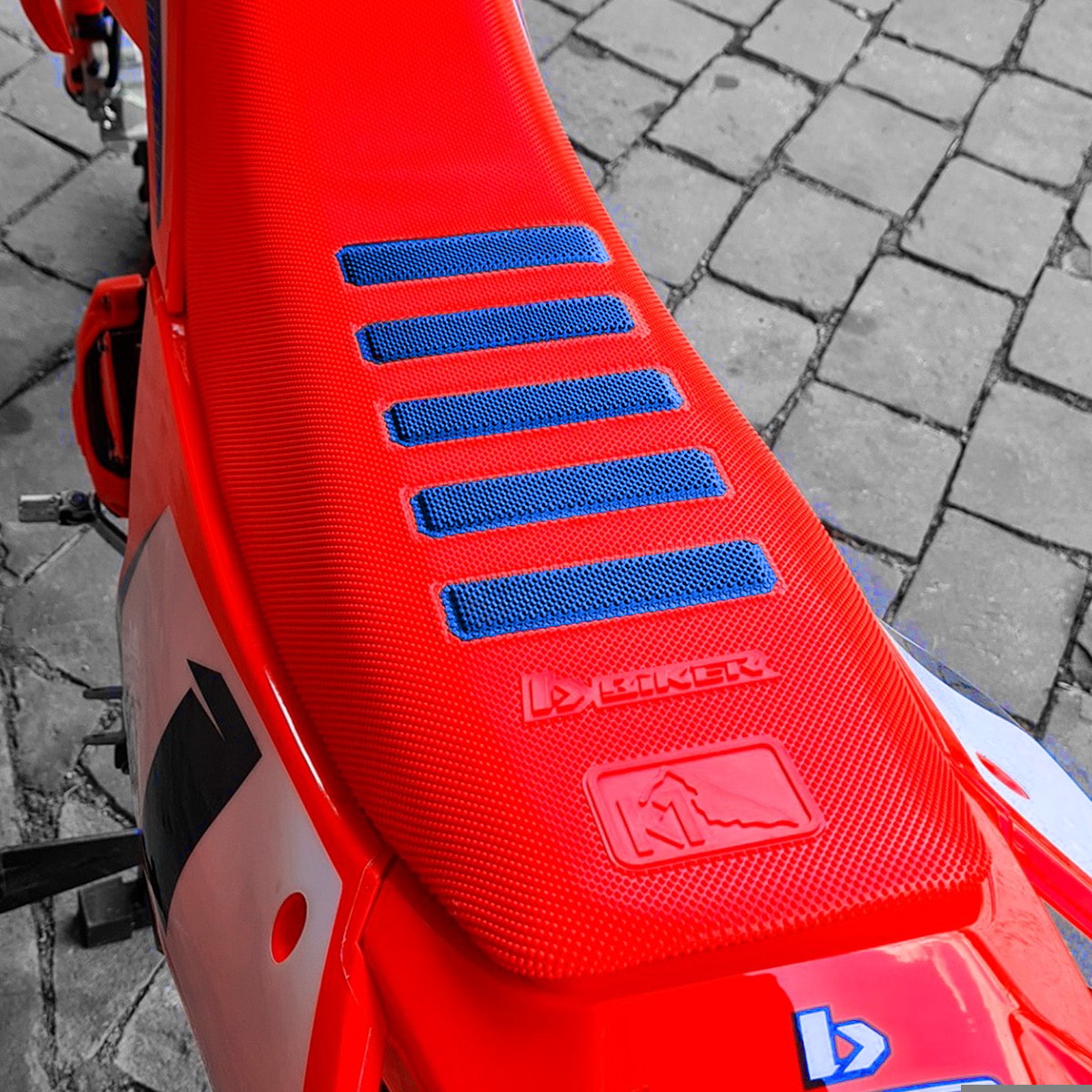 Segunda imagem do produto Capa de Banco Universal Biker K1 Control Hard Grip Vermelho Azul