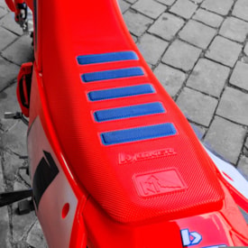 Segunda imagem do produto Capa de Banco Universal Biker K1 Control Hard Grip Vermelho Azul