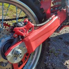 Segunda imagem do produto Protetor Pinça de Freio Traseiro Crf 250r 04/22 - Crf 450r 02/22 Amx Vermelho