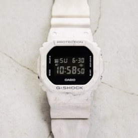 Segunda imagem do produto Relogio G-shock Dw-5600wm-5dr Branco Digital